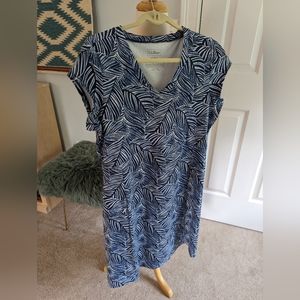 Llbean l.l. bean active dress size medium blue and white